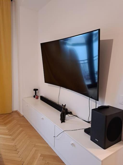 Classy Apartment With Parking In The City Center Bucharest Luaran gambar